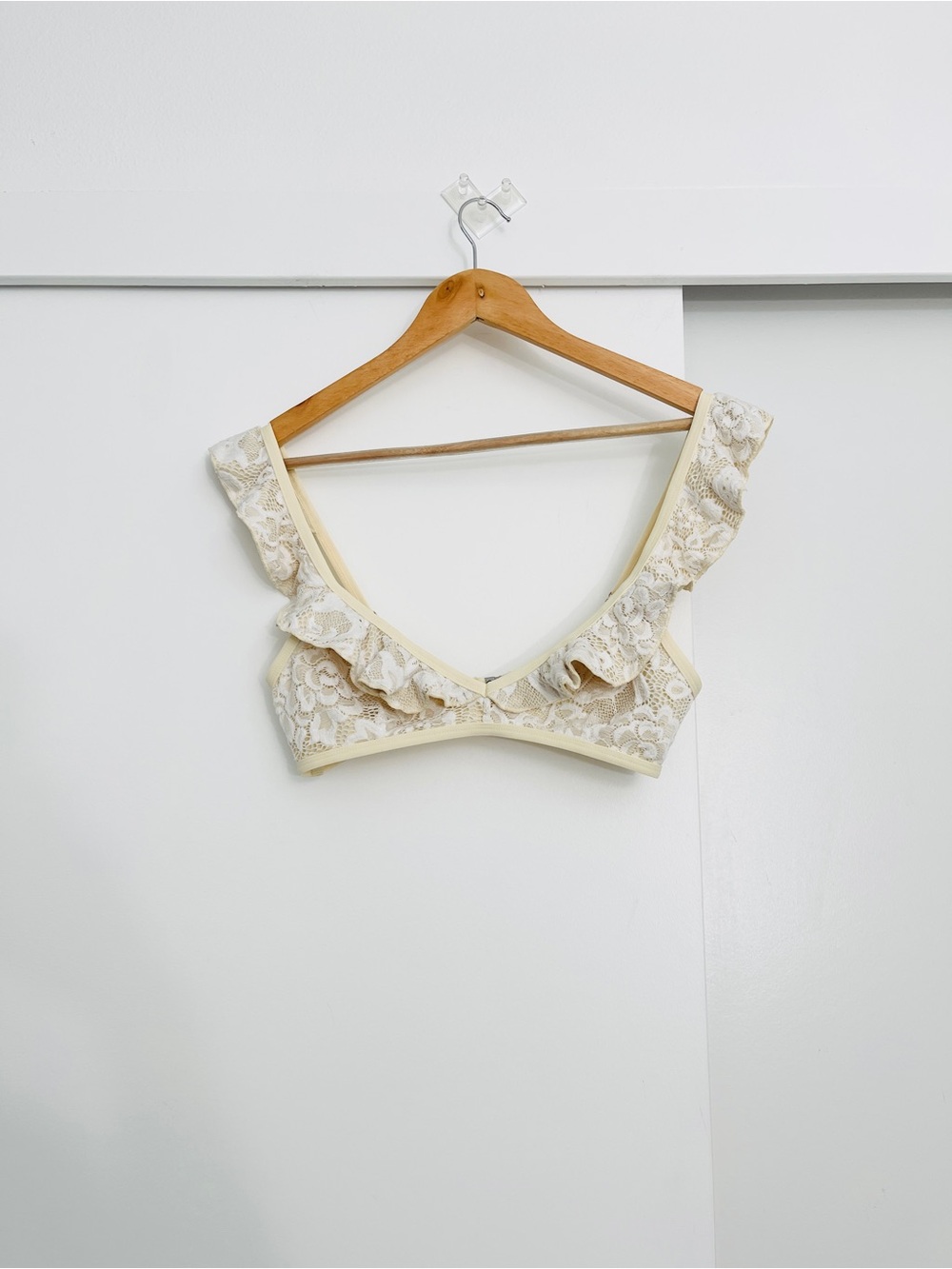 NWOT It’s Now Cool Ruffle Lace Overlay Bikini Top Size Small